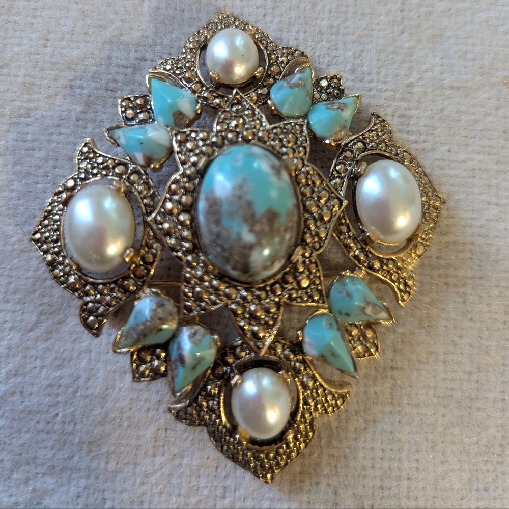 Sarahhoo brooch